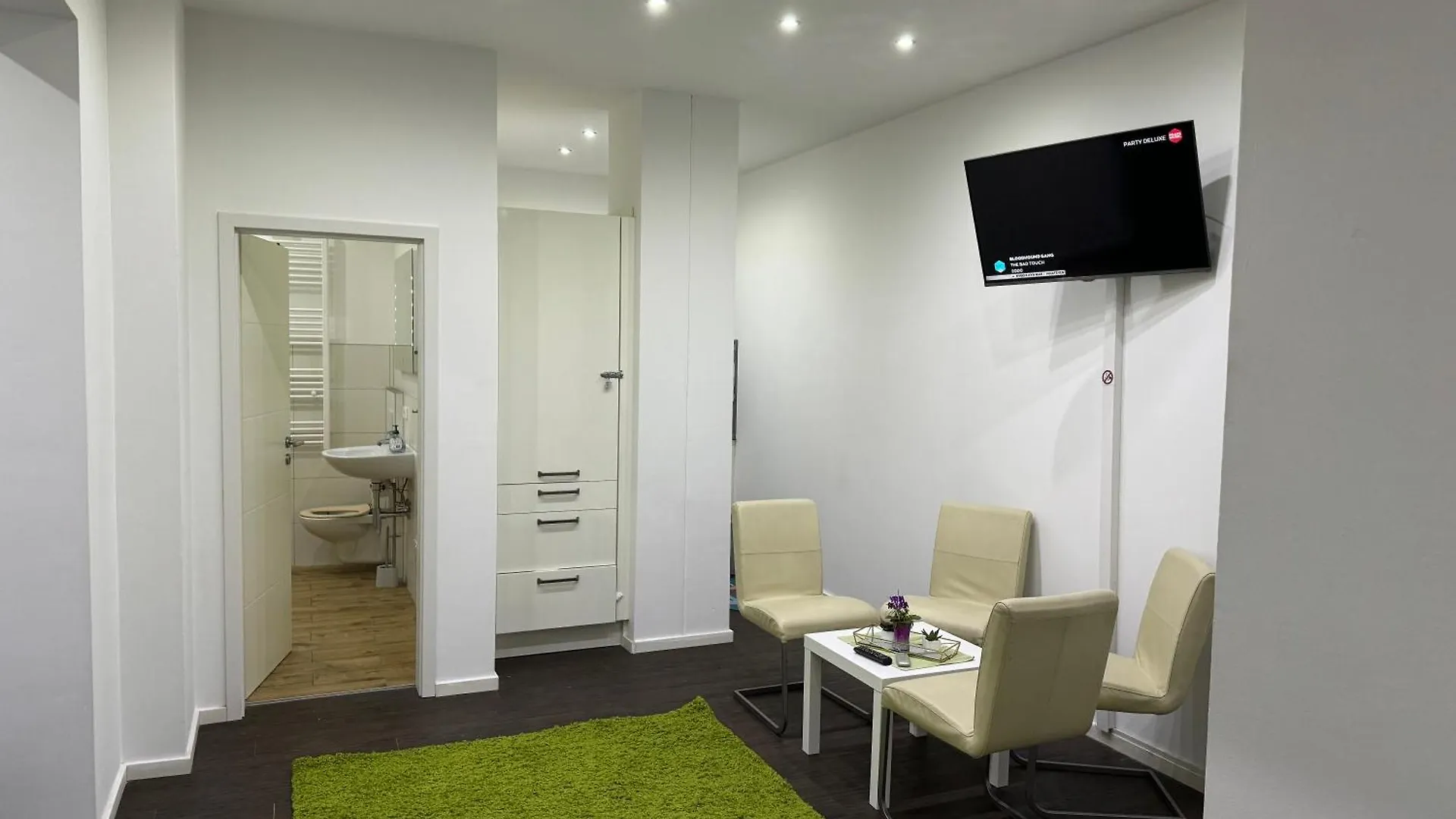 Luxurioese Wohnung Mit Eigenem Garten Augsburg 0*,  Germany